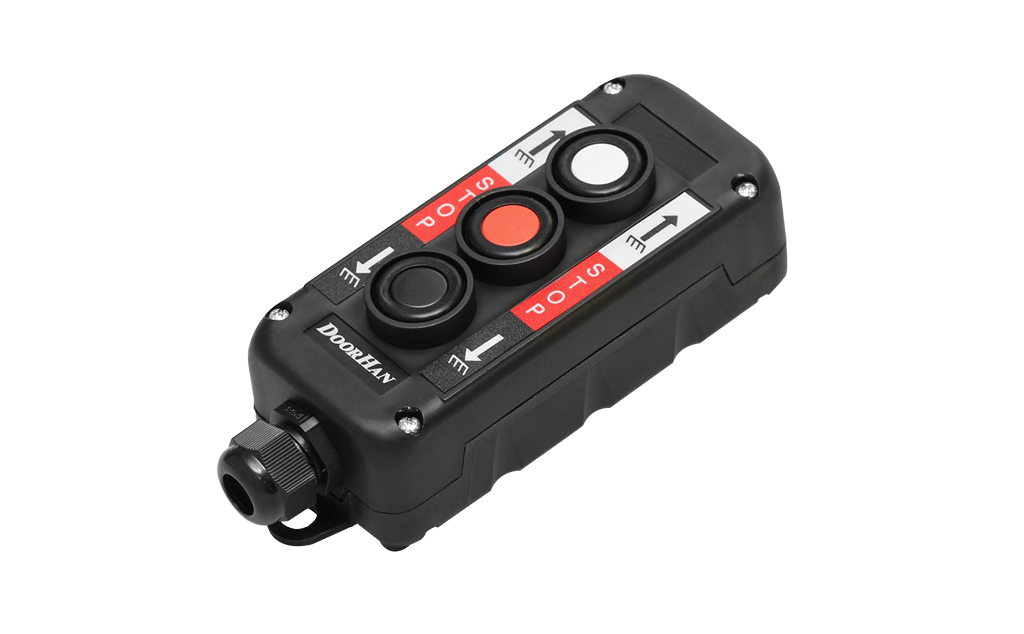 Uch pozitsiyali boshqaruv posti BUTTON3, eshiklarni ochish/yopish uchun, doimiy o'rnatiladi.